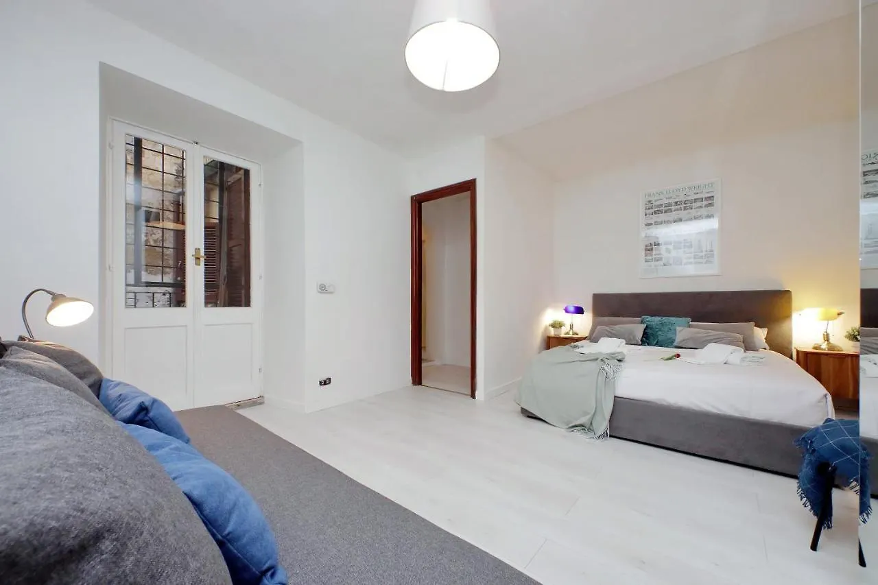 Monti Spacious Apartment 2 Rome