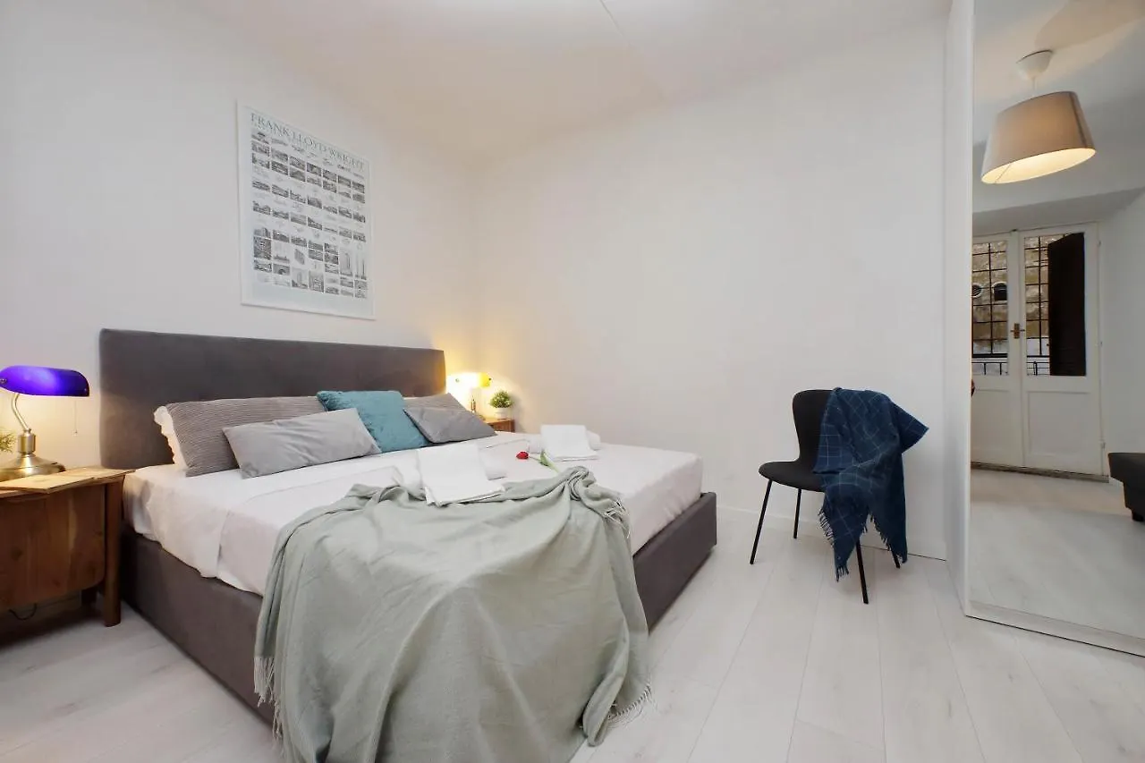 Monti Spacious Apartment 2 Rome