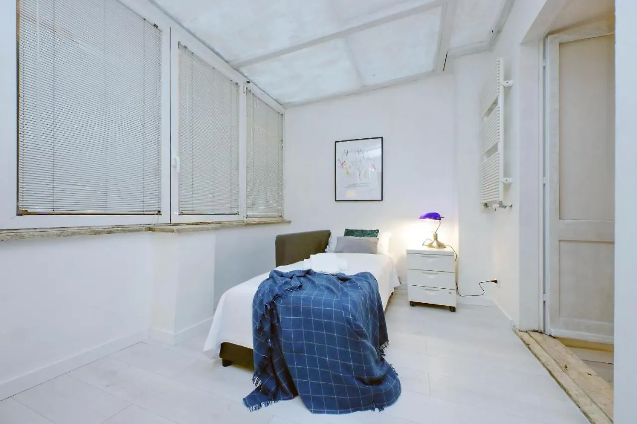 Monti Spacious Apartment 2 Rome